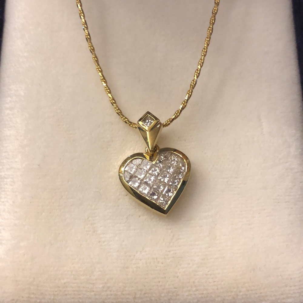 18K Gold Heart Pendant With 22 Diamonds - Picture 2 of 12